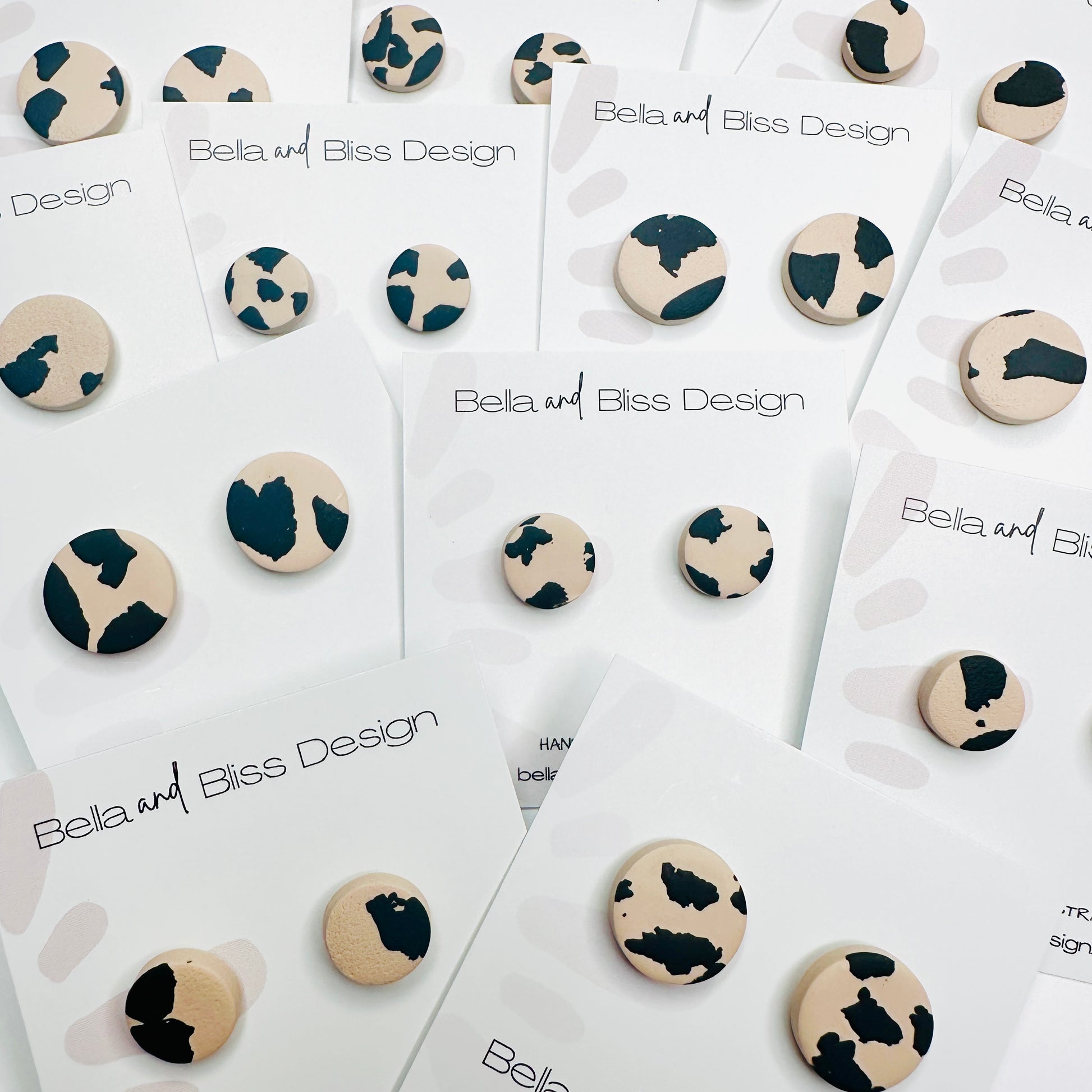 Studs in beige and black 